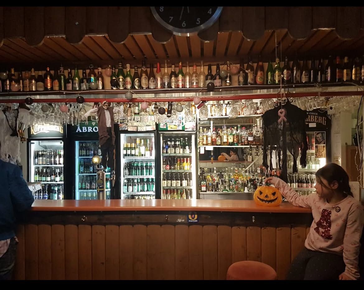 Fester och stammisar på Brunnsbacken – bild 1