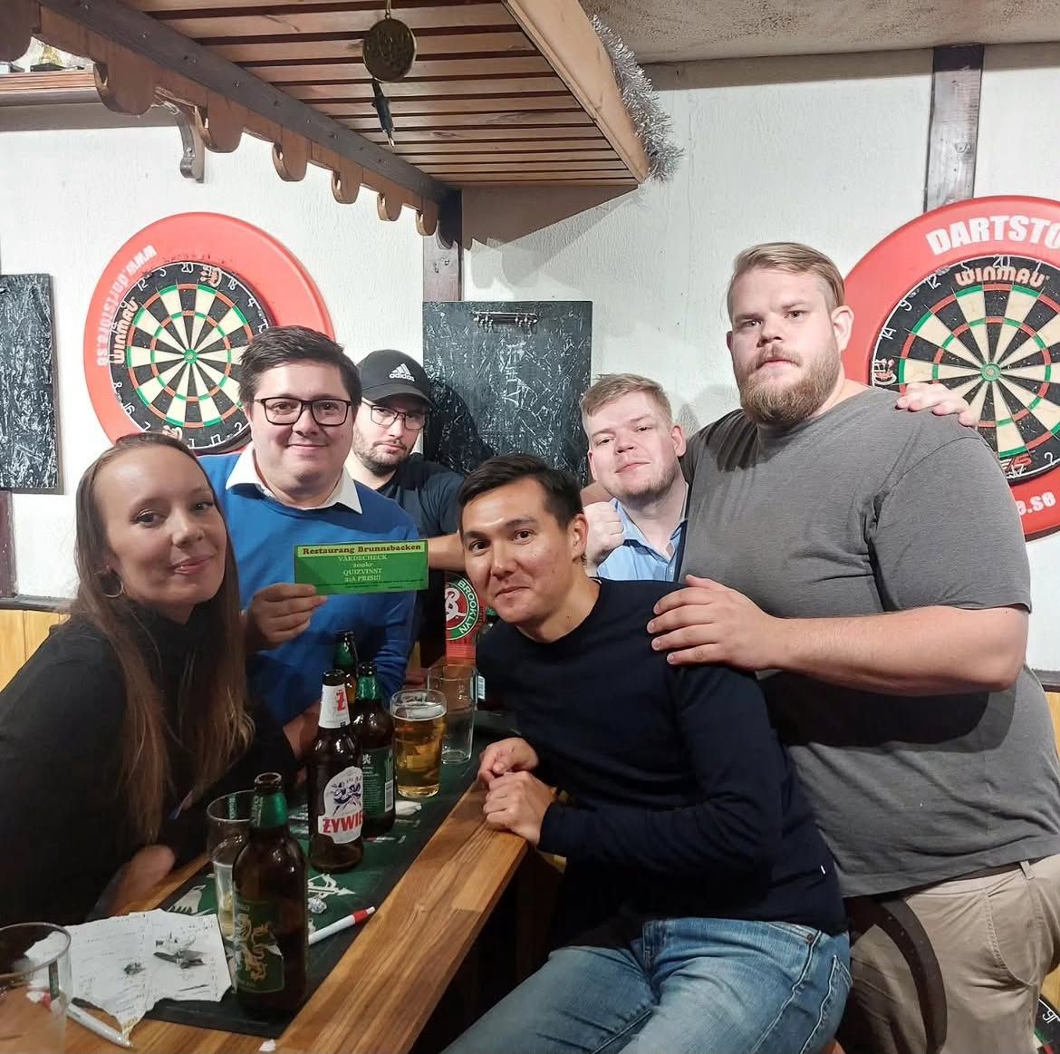 Gäster och quizstämning på Brunnsbacken – bild 2